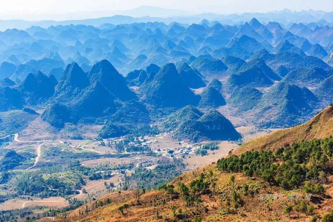 它是鲜为人知的英西峰林母亲山,拥有绝美草坡和山脊线