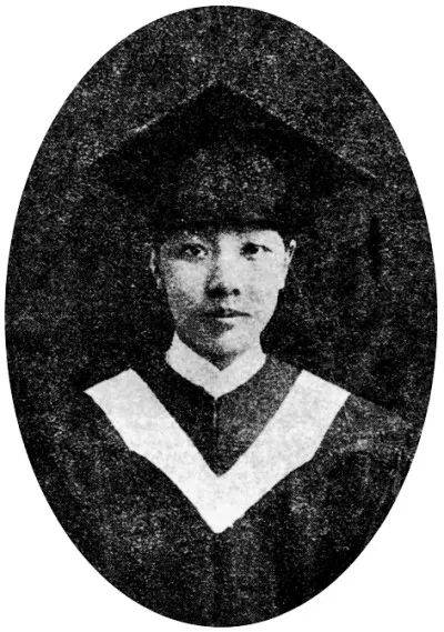 1923年夏,冰心的燕京大学毕业照