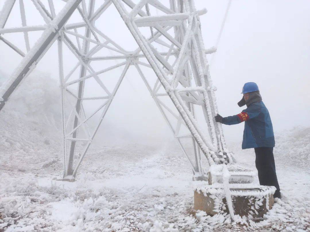 抗凝冻保民生风雪中的最美逆行者