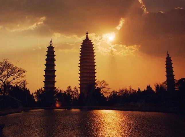 大理人口有多少2021_大理洱海图片