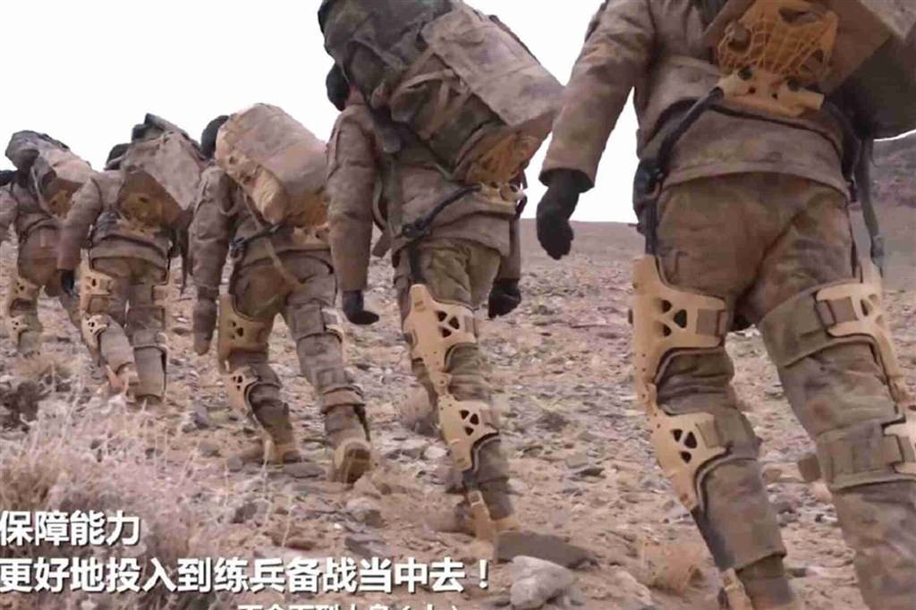 真·四两拨千斤!解放军新型有源"外骨骼"曝光 小接口里有大文章