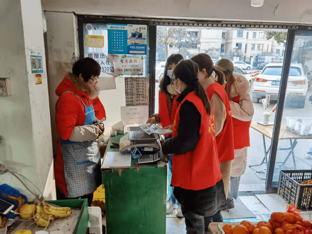 邻里社区组织志愿者向辖区商铺宣传垃圾分类