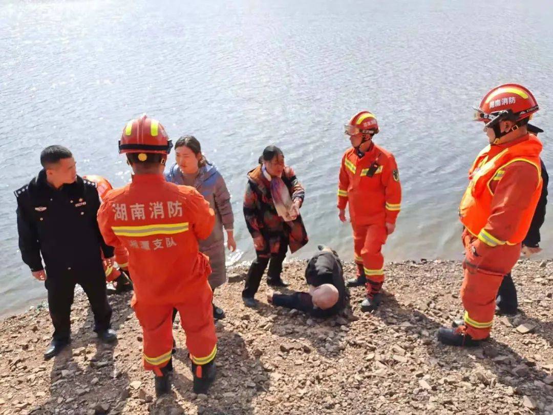 今天中午12时左右 韶山青年水库 有一名老人溺水 被途径此处的民警