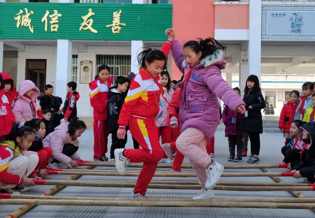 靖西市化峒镇:小学生大课间阳光体育活动丰富多彩