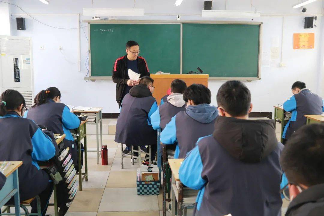 河北武邑中学上网课啦宅在学校的学生喊话回家上网课的同学你们还好吗