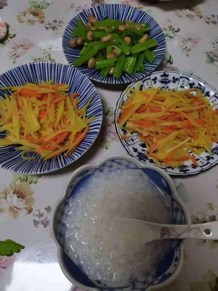 晚饭简单点,米饭烫稀饭两个小菜.