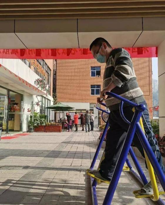 重庆39岁程序员住进养老院,朝九晚六、和老人一起追剧