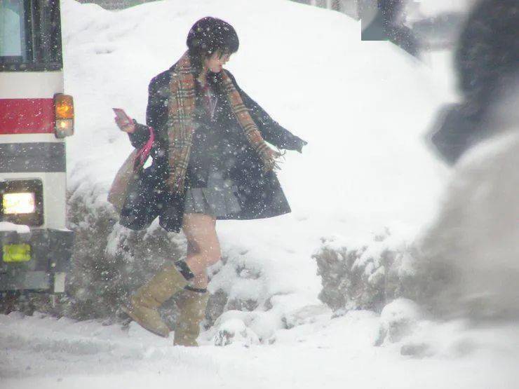 为什么日韩女孩总在冰天雪地里穿短裙?