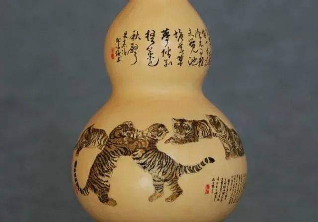 人们把春宫图雕刻在葫芦上,作为陪嫁压箱底的物件,叫年轻人了解生殖