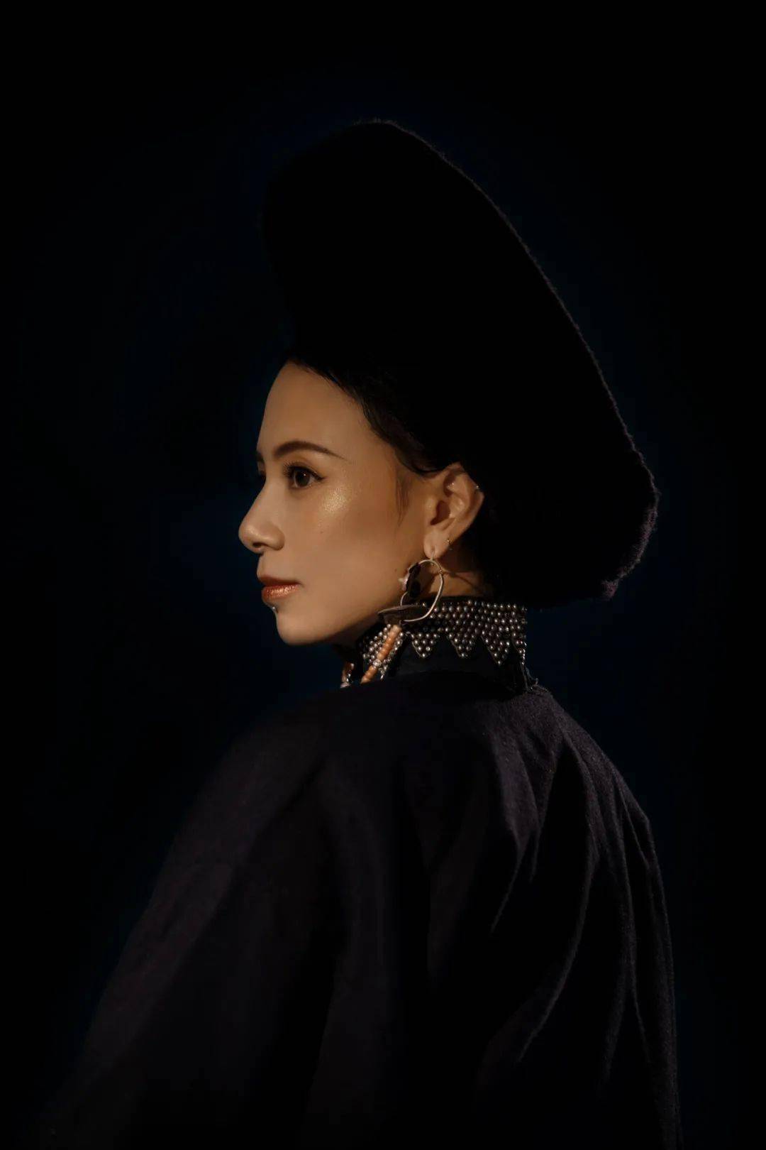 彝族女歌手-欧尼果果《 》
