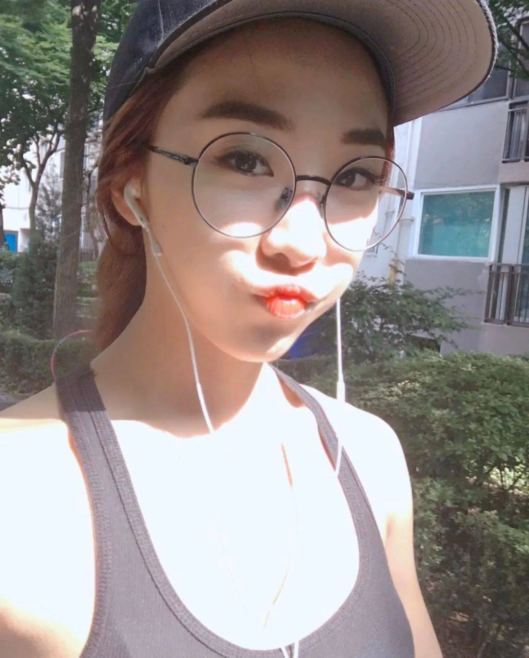 如果只看脸,an da jeong的照片和普通少女并没有多大区别,年轻白嫩