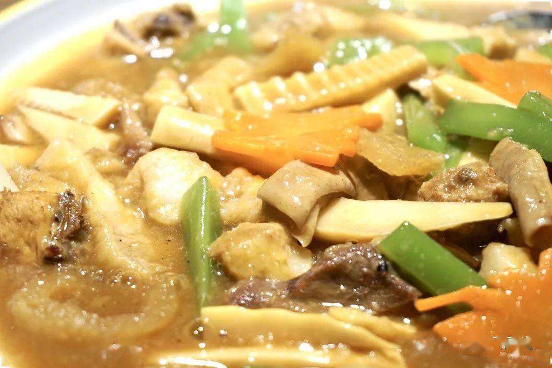 鱿鱼烧什锦广味香肠色泽光润 ,肉质紧实 ,肥瘦比例均匀 ,还带着淡淡的