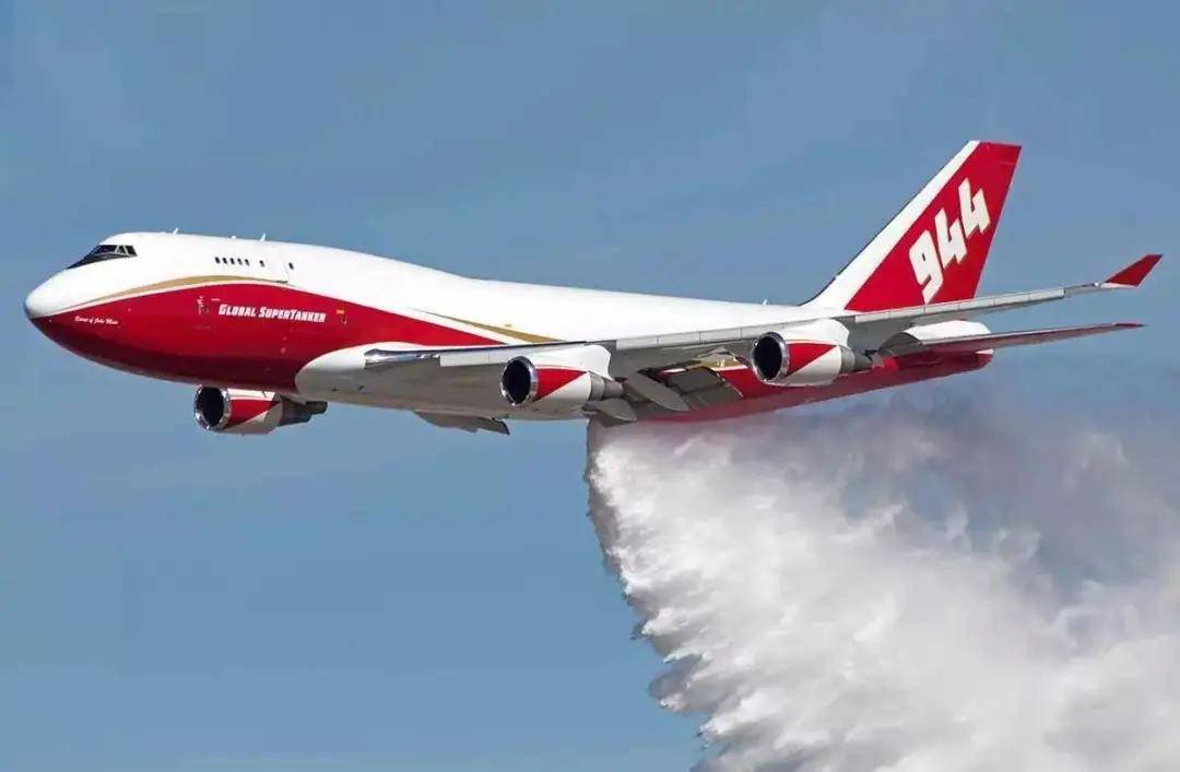 "747超级灭火机"由波音747广体货机改造而成,可以携带约76,000升的
