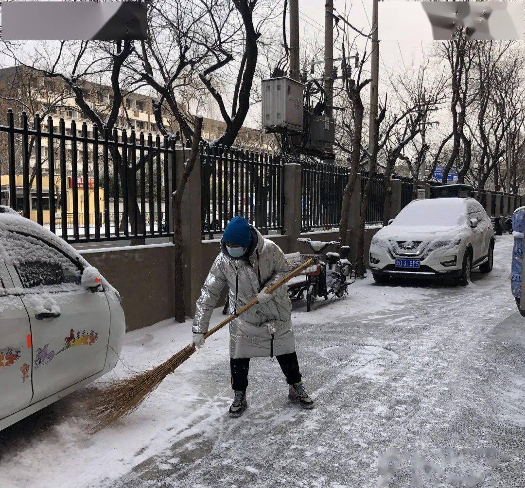 最美下雪天,最暖扫雪人