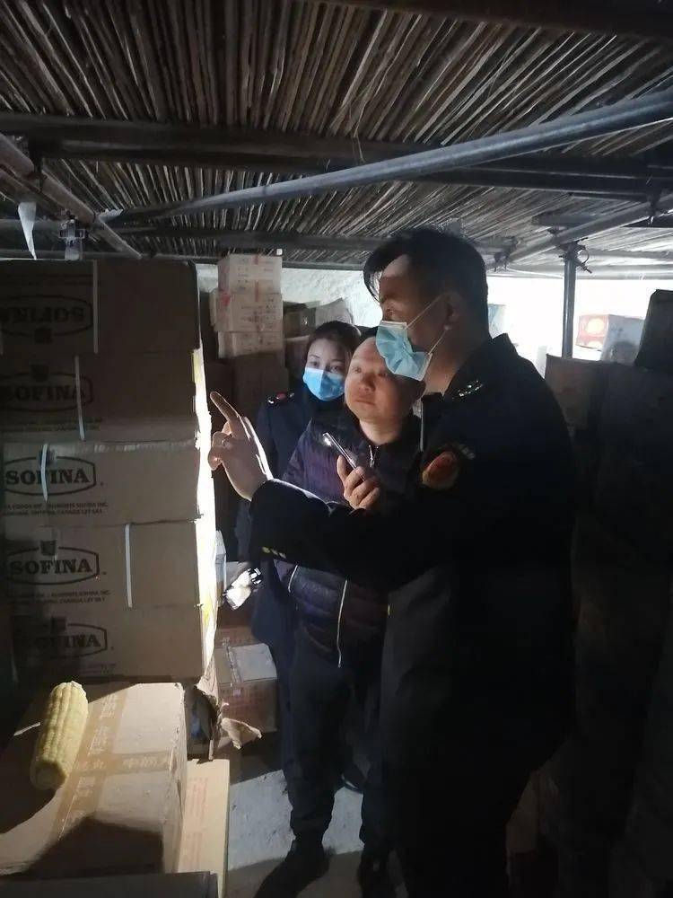 执法人员立即联系安源区疾病防控中心 安排人员到现场进行核酸检测