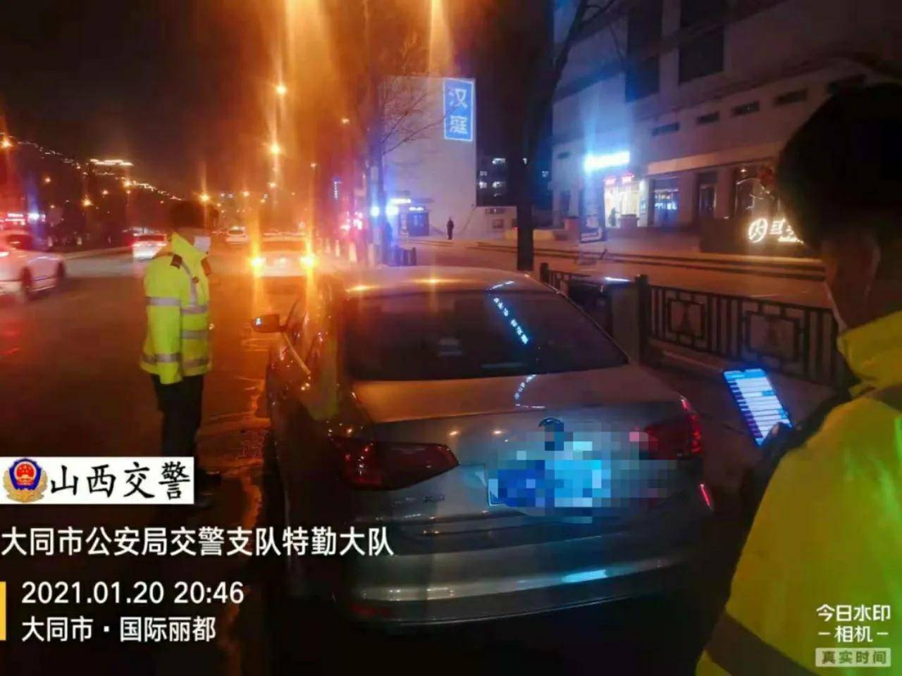 大同市交警支队特勤大队夜间整治违停不松懈