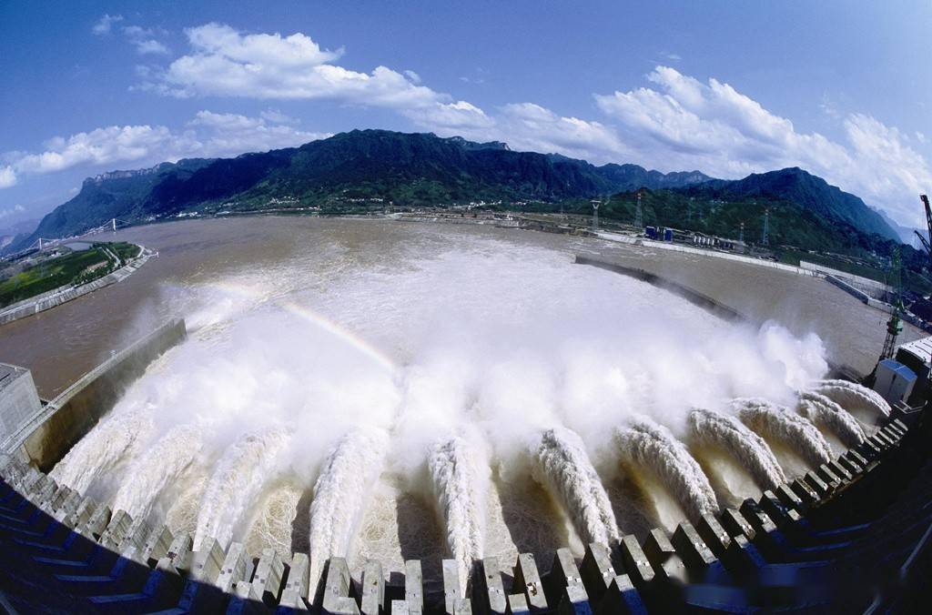 三峡大坝开闸放水