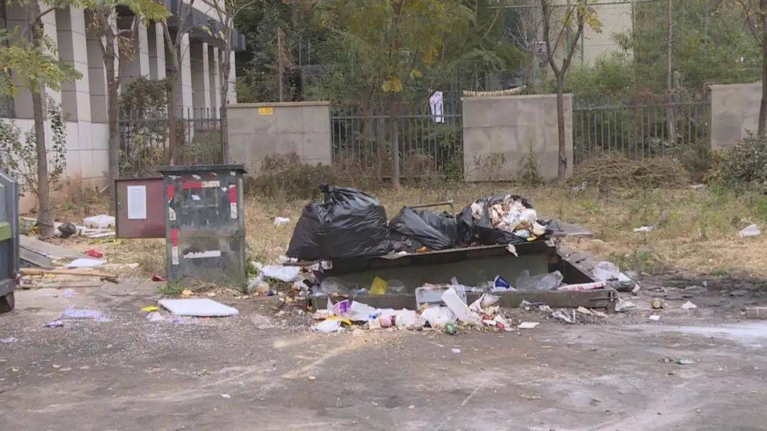 【曝光回头看】小区垃圾堆满街边 社区做出回应