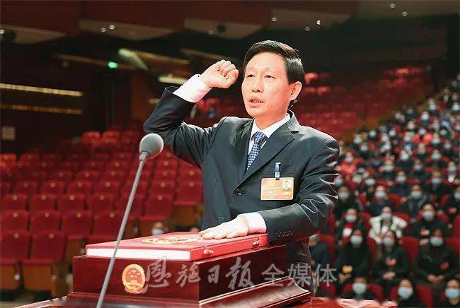 柯东海当选为恩施州八届人大常委会主任,并进行宪法宣誓!