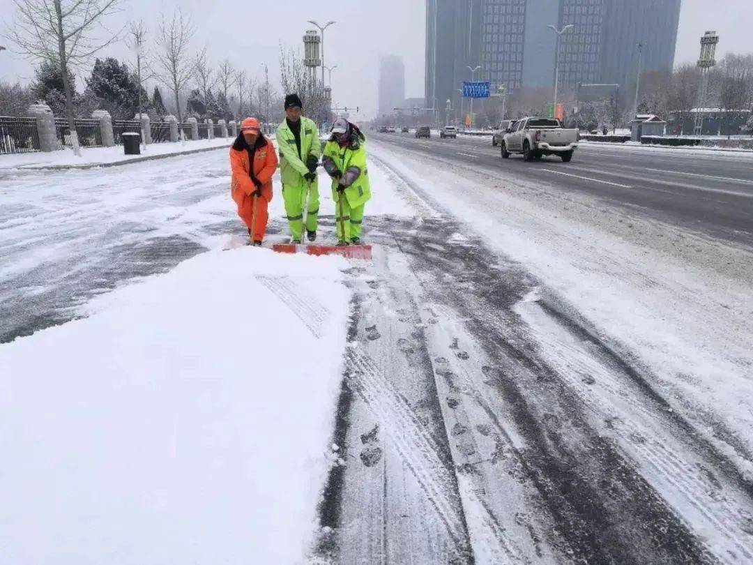 此次雨雪降温天气需特别注意防范其导致的道路湿滑,积雪结冰,低能见度