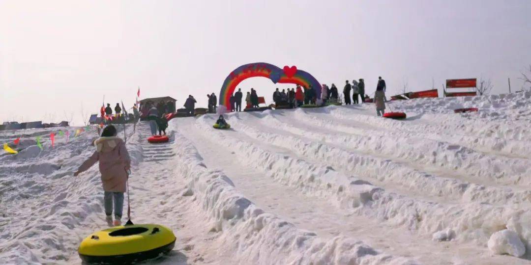 稻香冰雪世界 厚厚的积雪覆盖着地面 无论是玩雪地转转还是滑雪圈