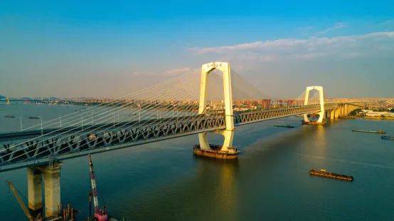 大桥的建成通车,不但极大缓解芜湖长江大桥的过江交通压力,而且对于