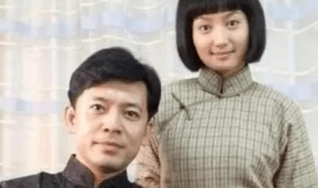 太突然了!国家一级演员何政军,隐藏28年的妻子是她,难怪一直零绯闻