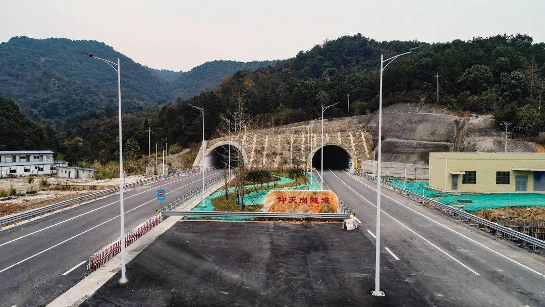花鼓山隧道穿越煤系地层,上方有因曾经采煤留下的矿道,俗称采空区,经