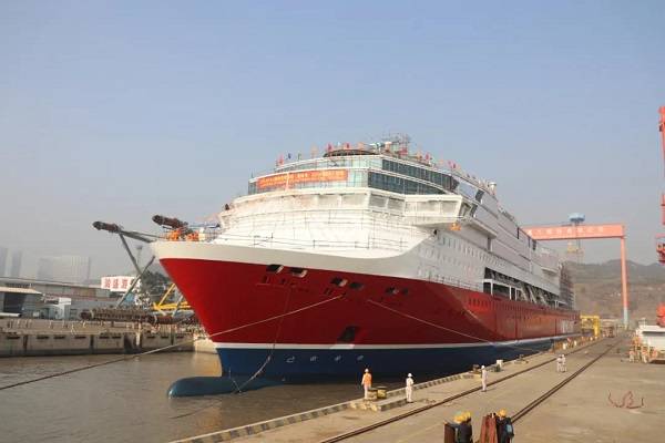 厦船重工首制2800客邮轮型客滚船顺利出坞
