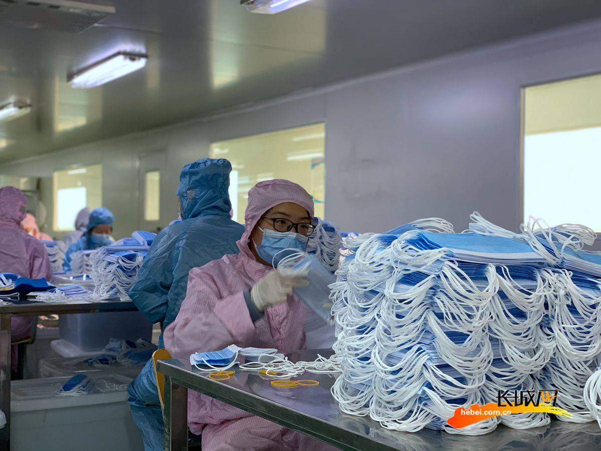 邯郸恒永防护洁净用品有限公司洁净车间内,工人加班加点生产口罩.