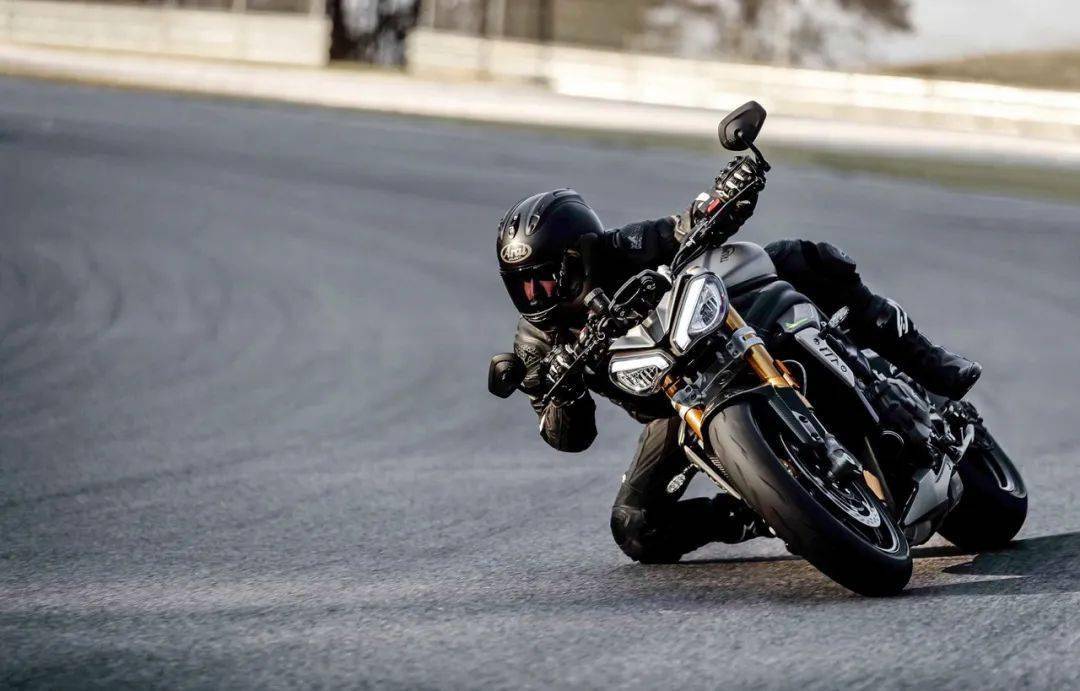 凯旋摩托发布新型街车speedtriple1200rs
