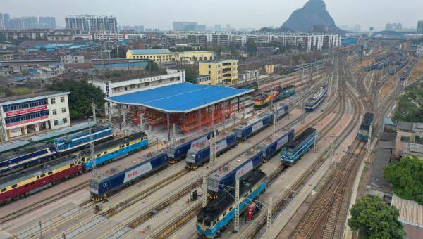 1月27日,在柳州机务段机车整备车间,工人对火车