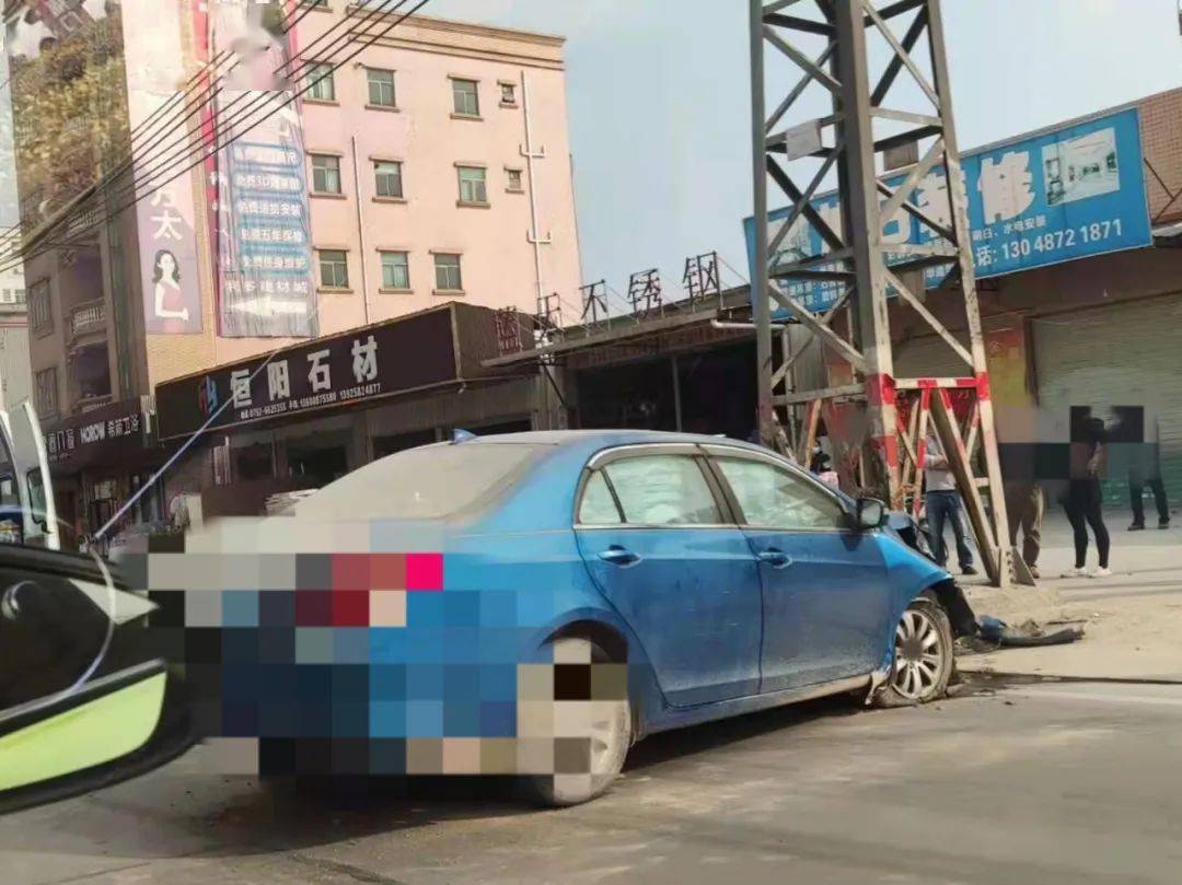 园洲这条路发生一起小车祸,这辆小轿车撞上._水泥