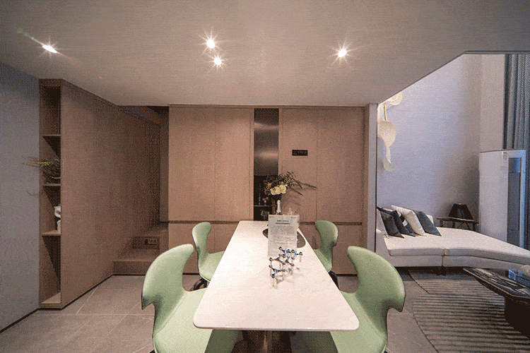 又如卫浴超大镜面柜设计,厨房一体化橱柜,走廊大容量墙体柜,卧室奢华