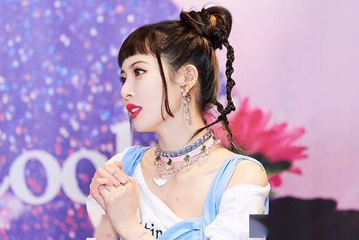 韩国女歌手泫雅出席第七张迷你专辑线上发布会