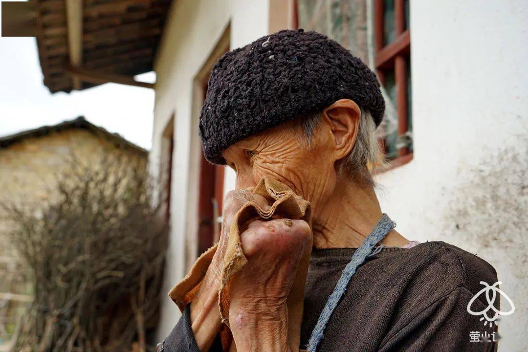 70岁老人10年走访160个麻风村,"把老人接下山,把痛苦封印进历史"