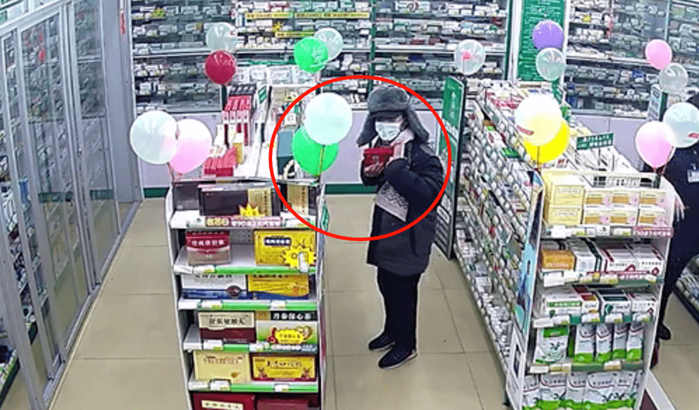 桂林药店监控拍下的,真不害臊吗?