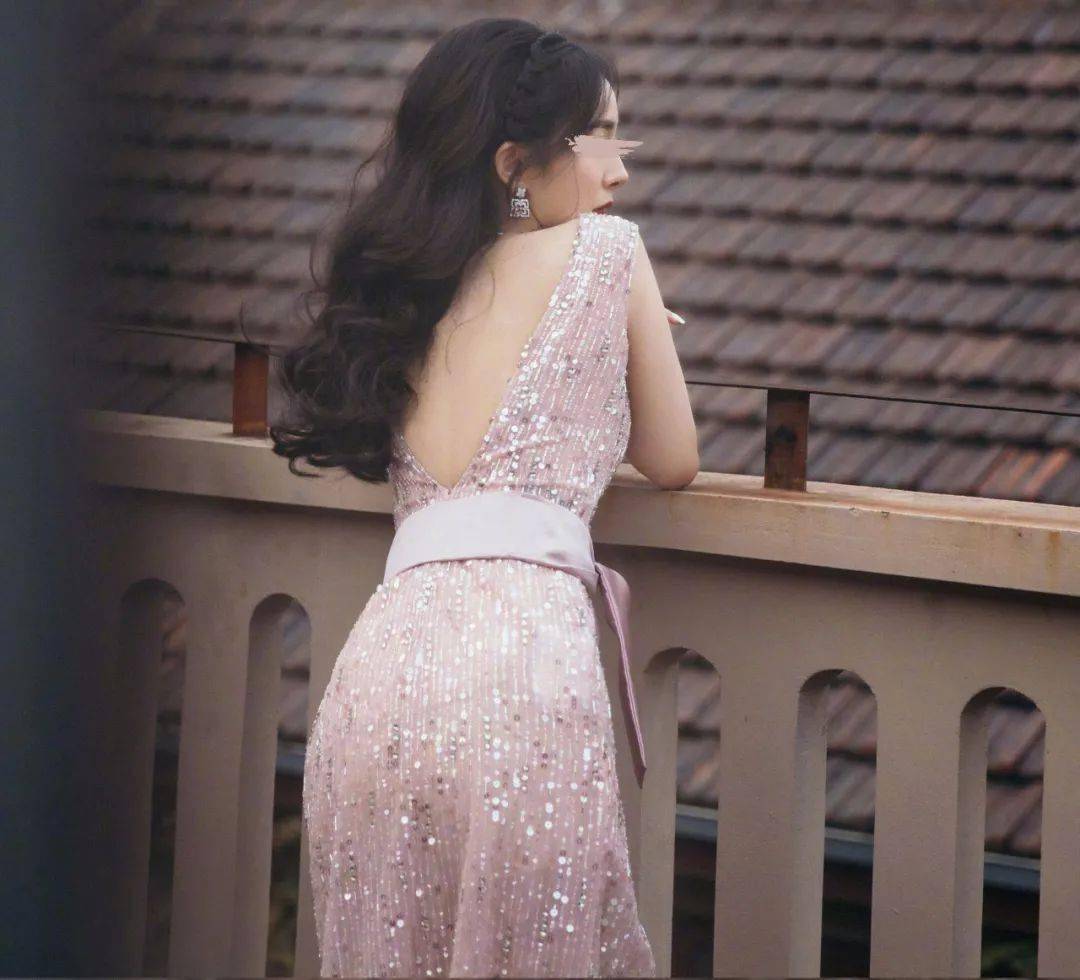 好像长了一双天使的翅膀.不过也有人发现:热巴的肩胛骨似乎有点突出?