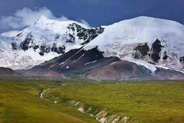 观景点:喀拉库勒湖边 十,阿尼玛卿 阿尼玛卿雪山位于黄河源头,青海