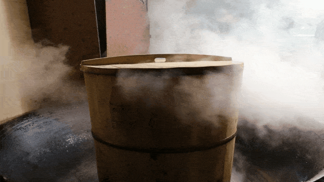 不管是从选米,制作,油炸 都是选用纯正材料纯手工来制作 米糤原料