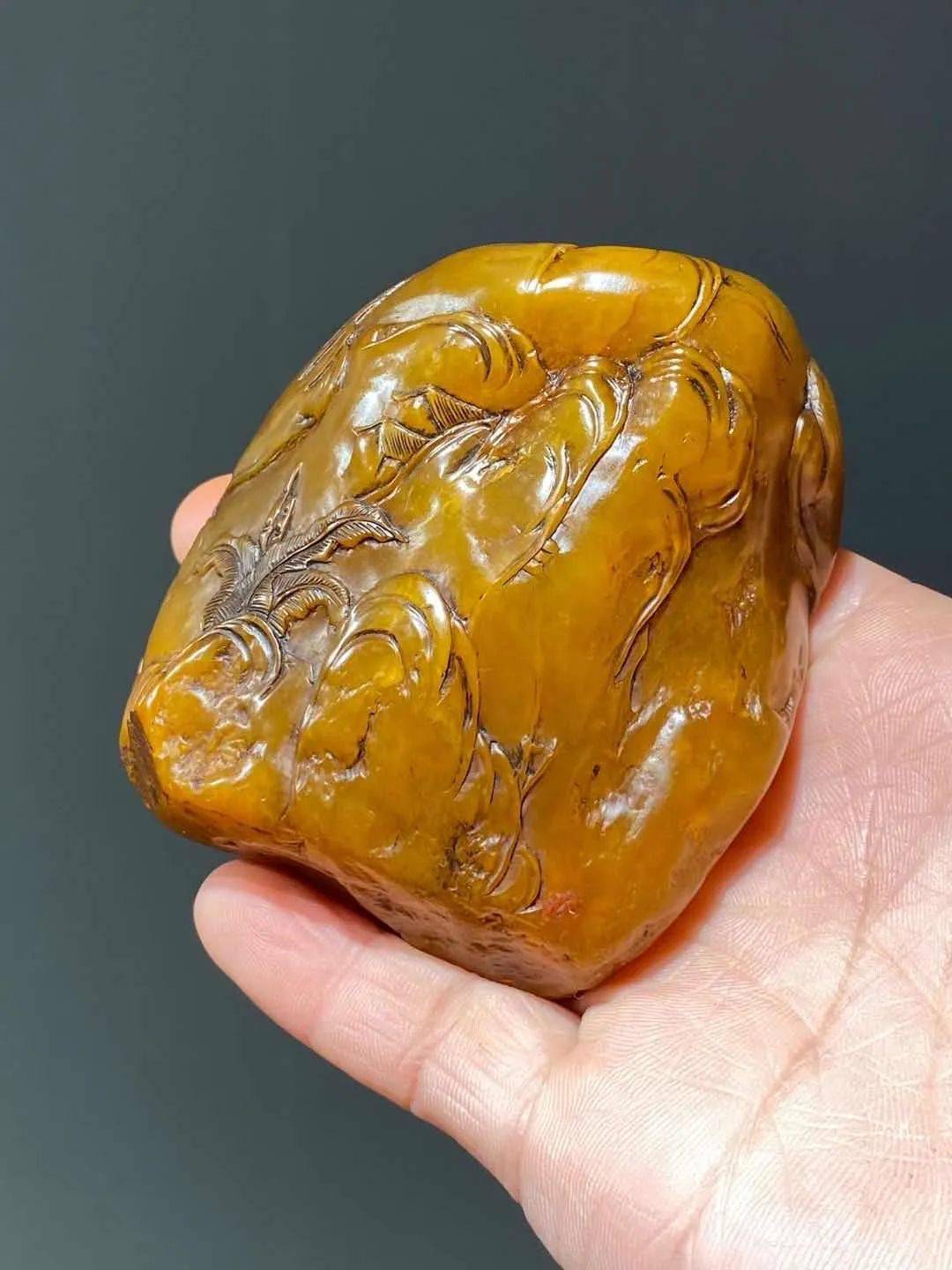 含量身定制的硬木底座,是一件可盘玩,可展示之高雅田黄原石摆件.