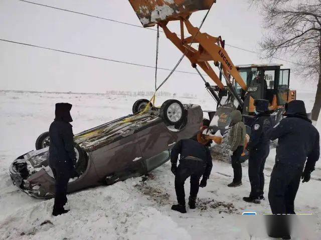 雪天翻车入深沟 鸡西边境警民合力救援