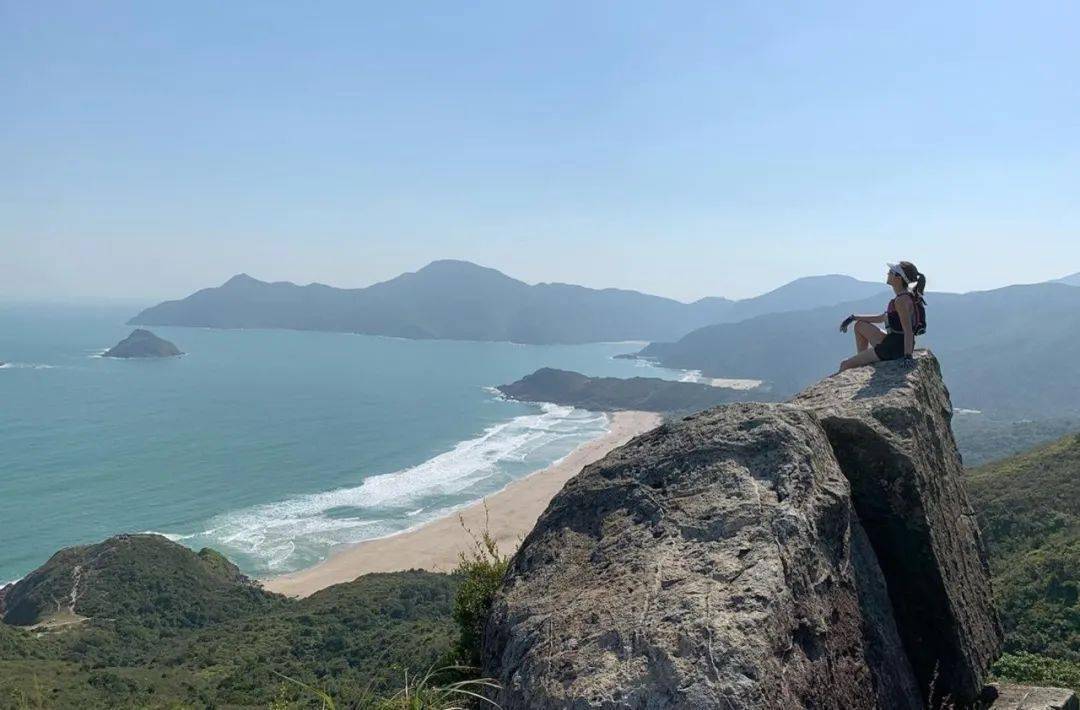 麦明诗在大东山打卡,垂吊在悬崖边的大石上,仅用单手捉住大石,非常