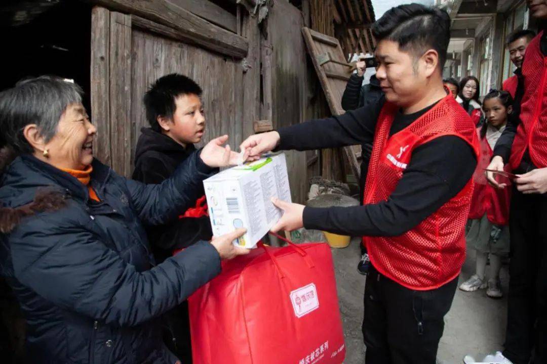 在岩头镇霞美村,体彩志愿者们看望了16岁的小郑.