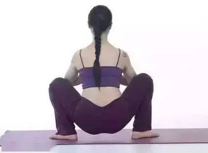 从而引起肌肉的酸痛;继续做几次轻微的下蹲运动,等酸性疲劳物质排出