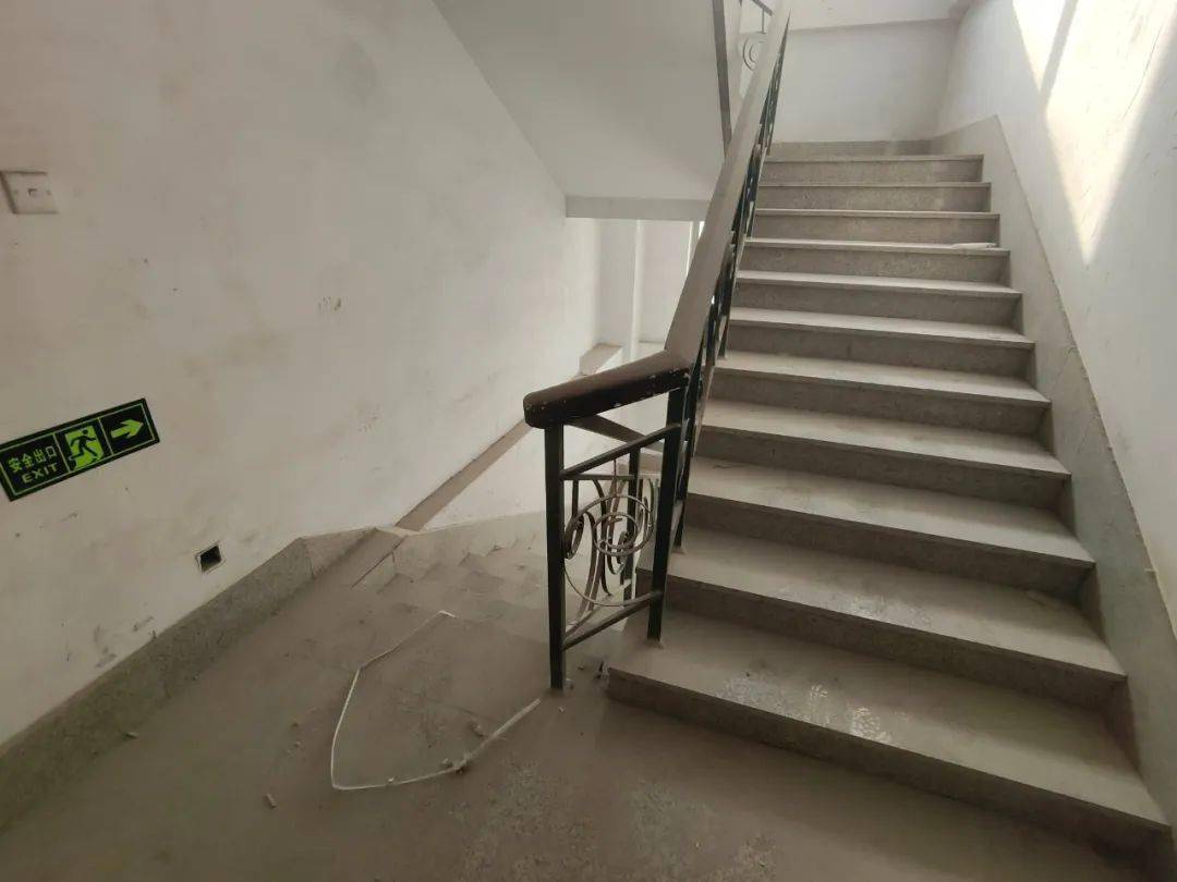 湛山街道秀湛路社区开展高层建筑消防通道安全整治行动
