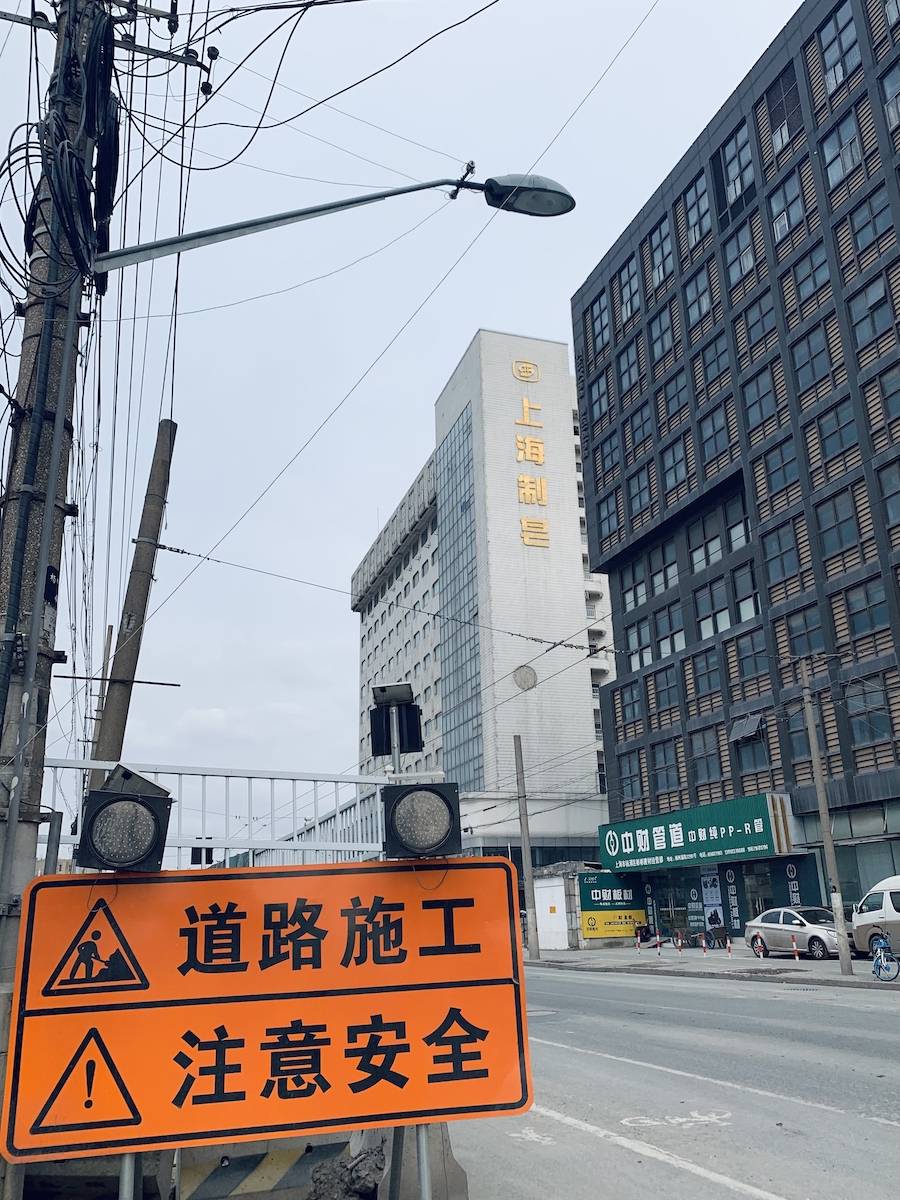 乘坐135路公交,在杨树浦路和隆昌路的交汇口下车,空旷的街道让人觉得