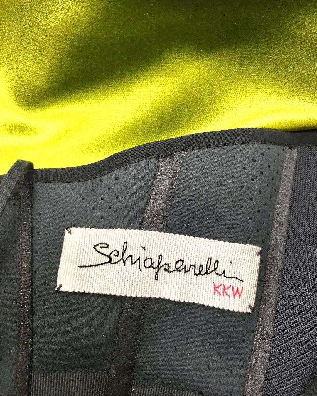 去年圣诞节,身着schiaparelli 绿色定制时装出席家庭聚会的