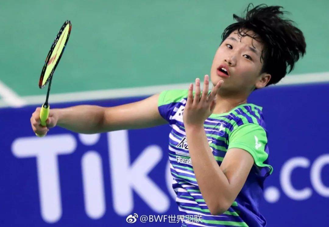 专业的羽毛球运动员打球前热身不达到出汗的程度,是不允许上场的.9.