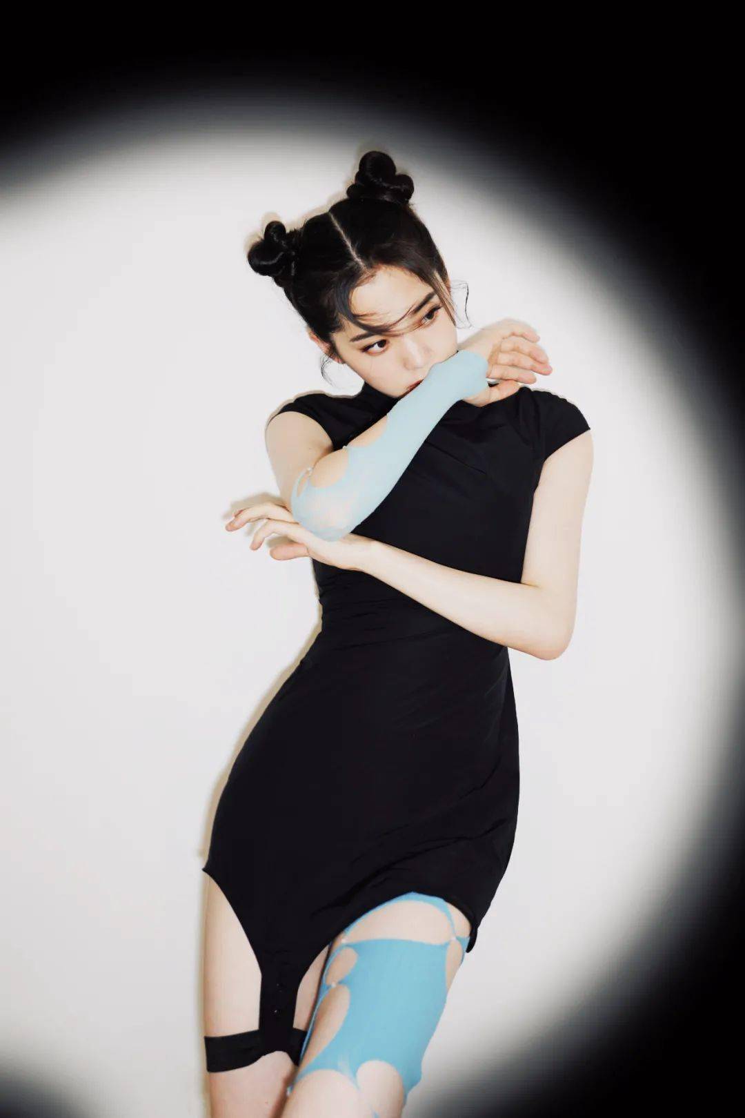 向来自带仙气的刘亦菲也首次挑战了来自废土世界的二次元假小子造型